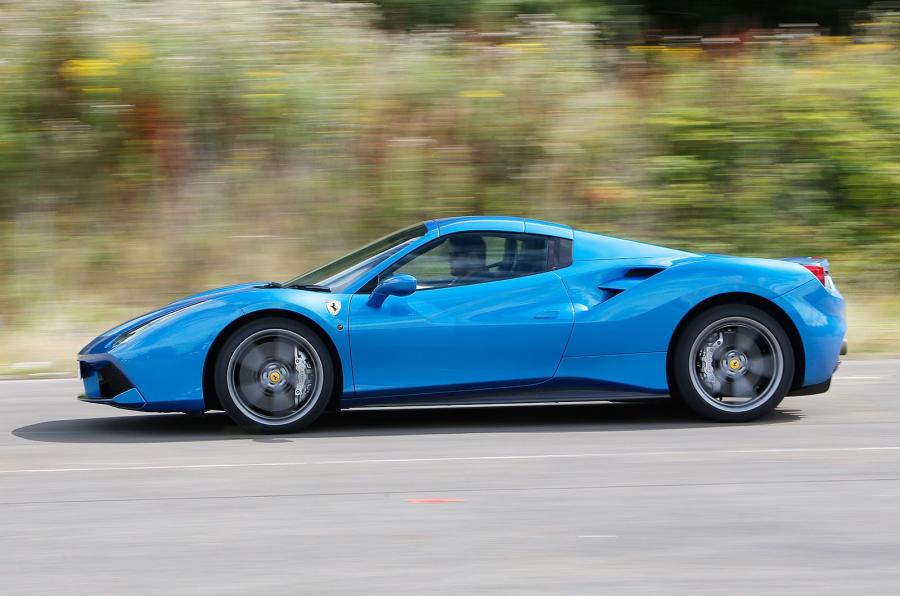  Ferrari 488 Spider 2016 года  (UK) (фото 16 из 28)